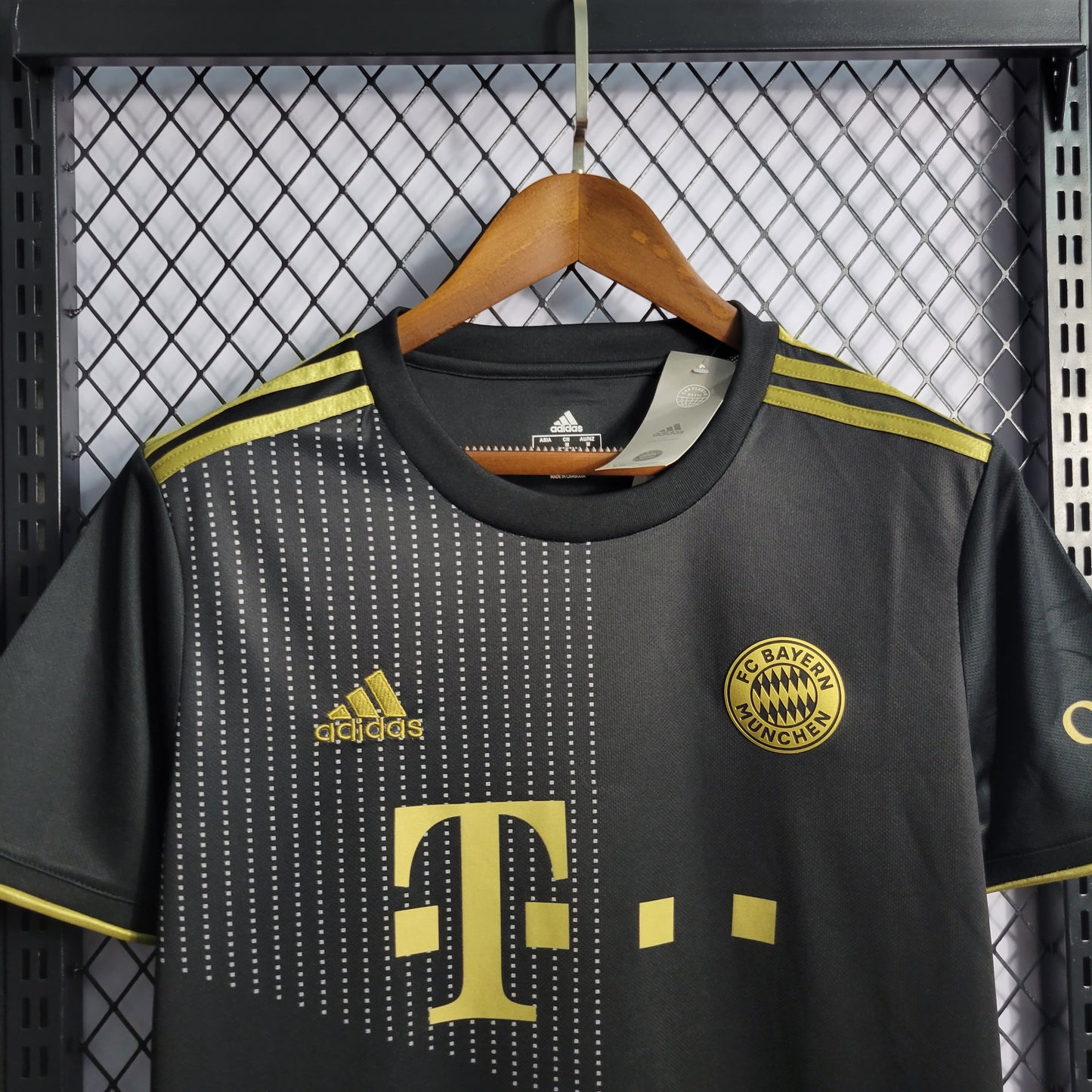 Bayern Munich “Golden Rot” special jersey