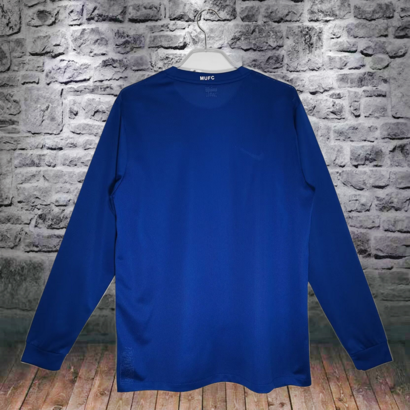 Long sleeved: 2008/09 Manchester United Second away