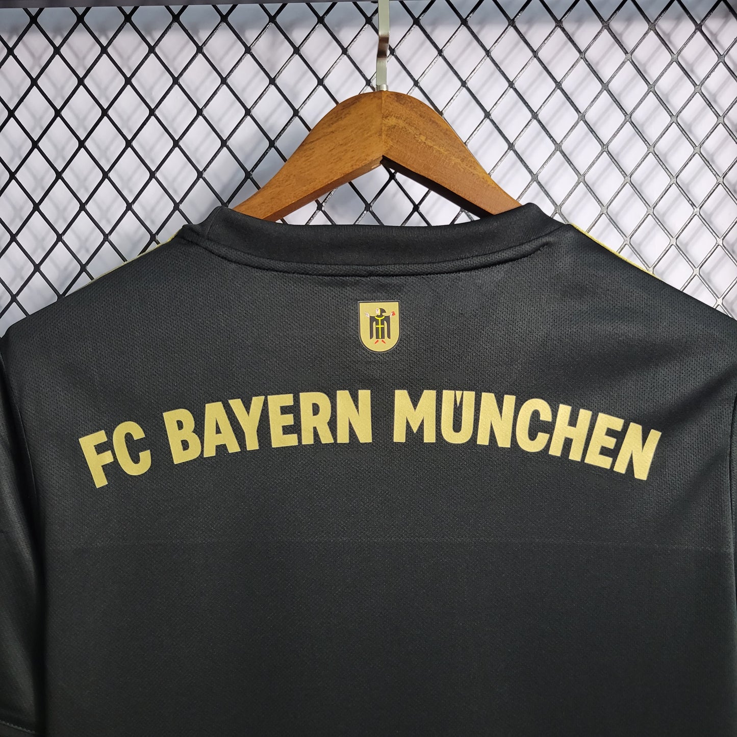 Bayern Munich “Golden Rot” special jersey
