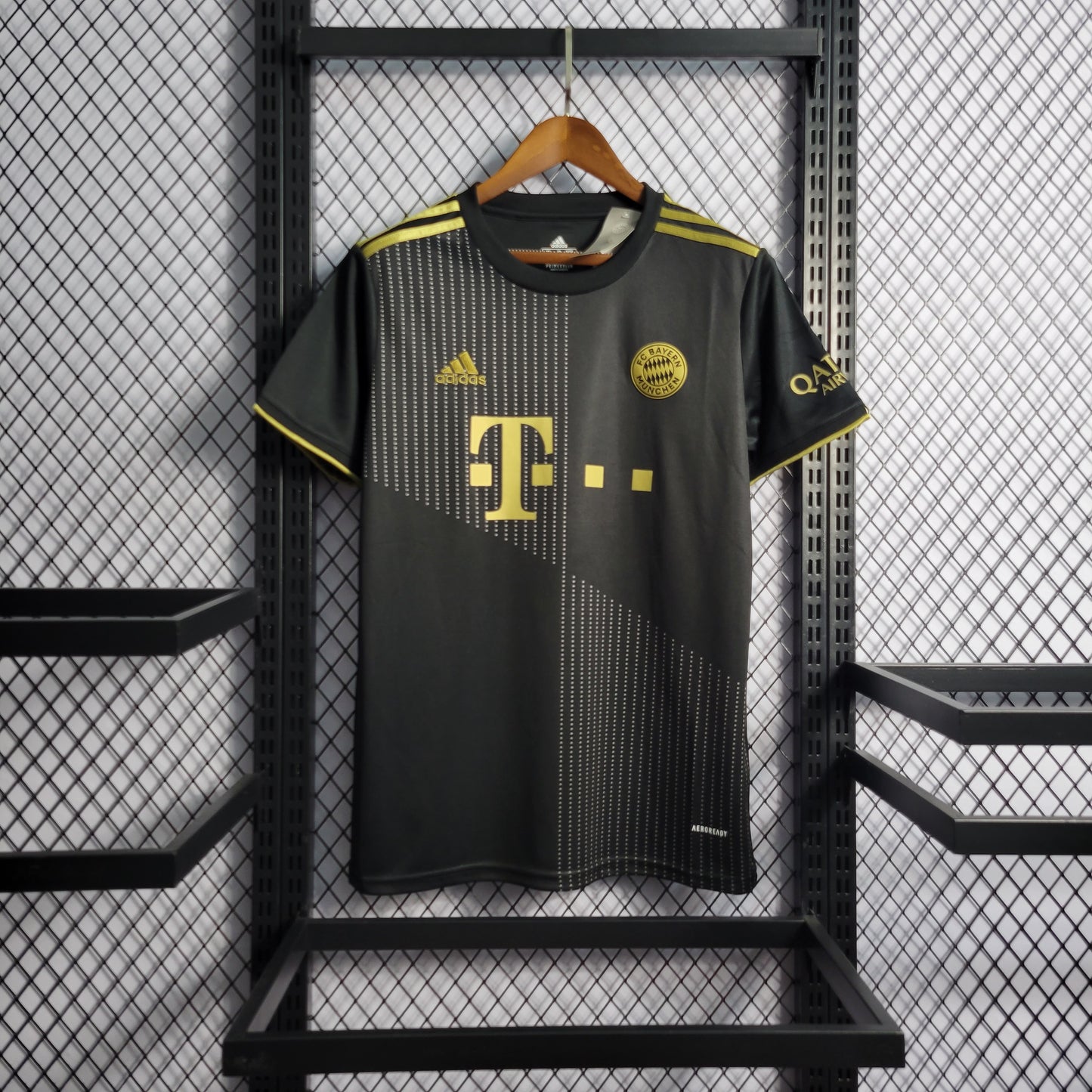 Bayern Munich “Golden Rot” special jersey