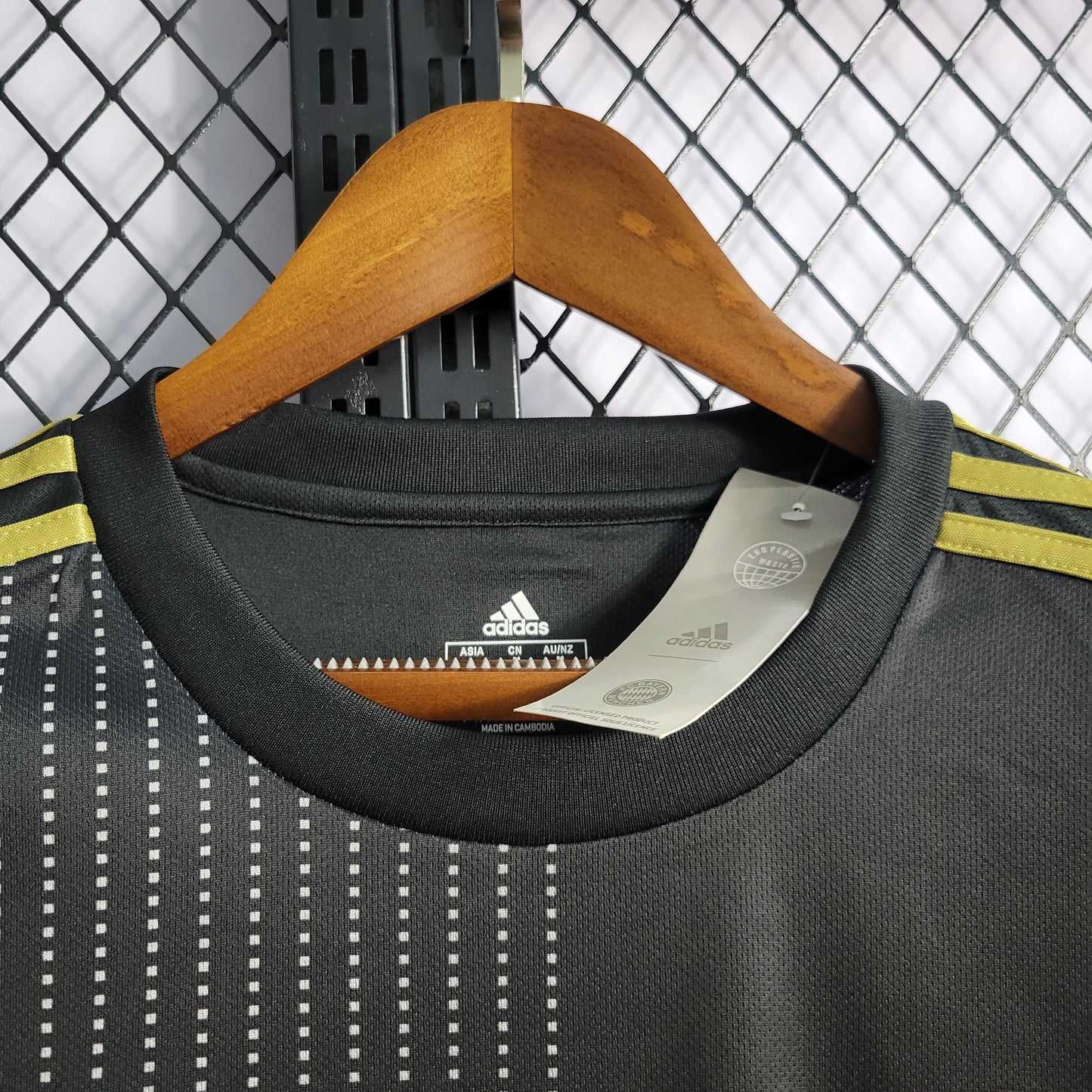 Bayern Munich “Golden Rot” special jersey