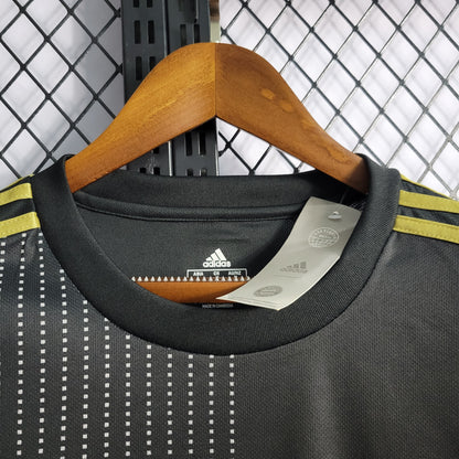 Bayern Munich “Golden Rot” special jersey